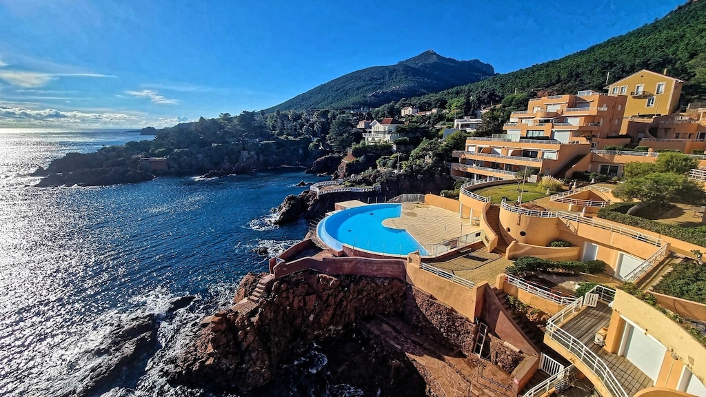 Appartement avec jardin, piscine, les pieds dans l'eau, véritable paradis